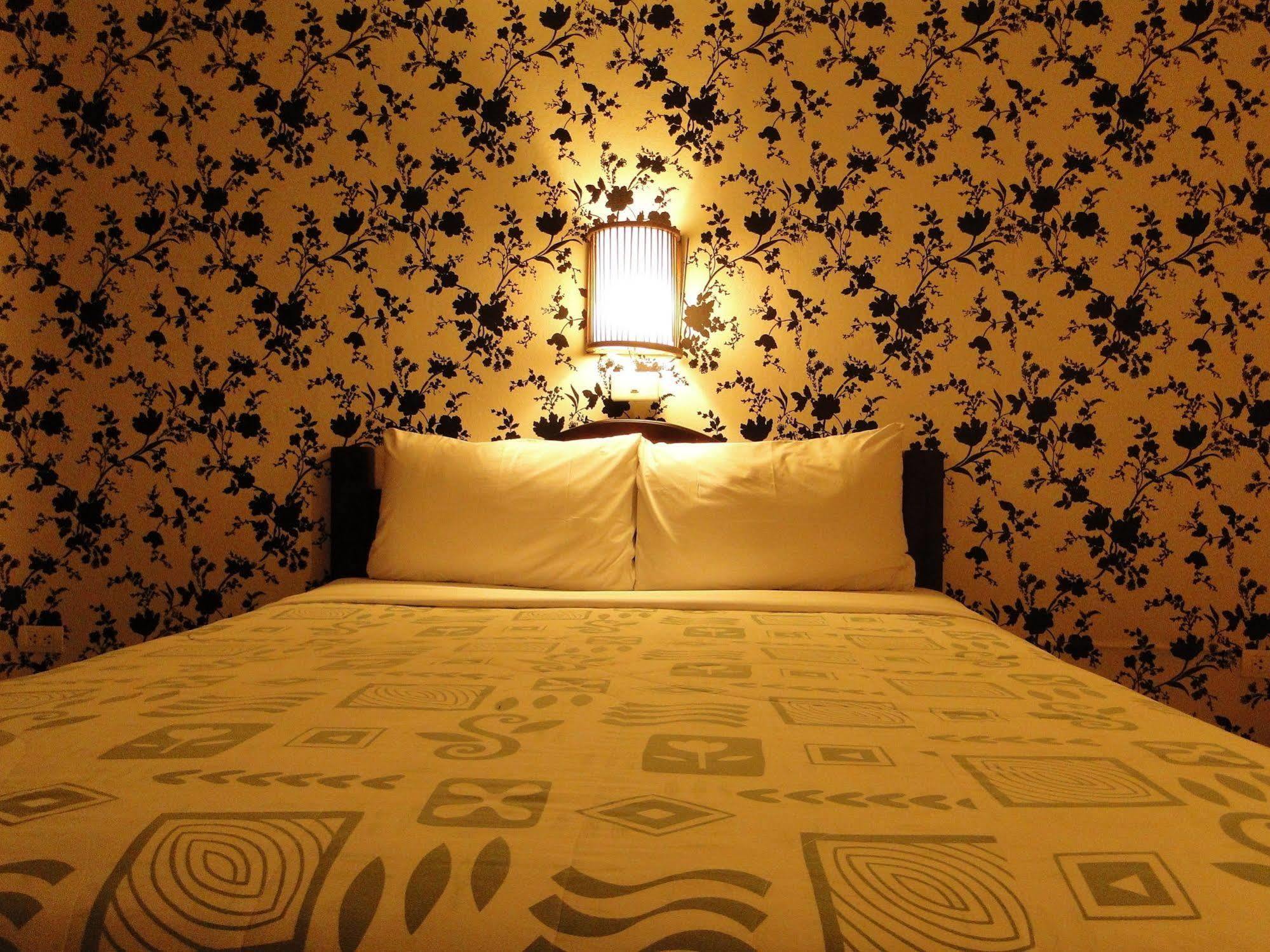 Thaphae Garden Guesthouse Чиангмай Екстериор снимка