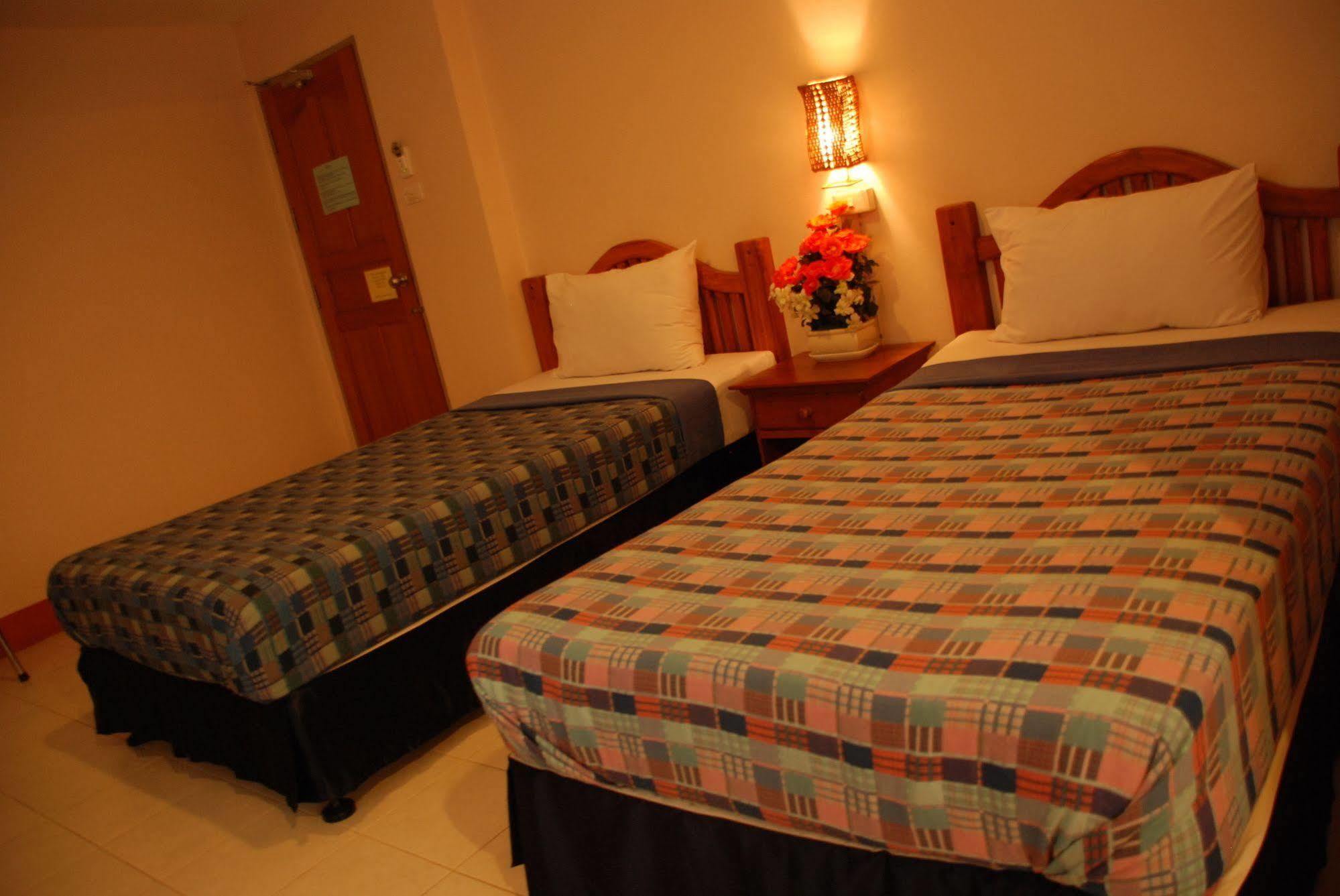 Thaphae Garden Guesthouse Чиангмай Екстериор снимка